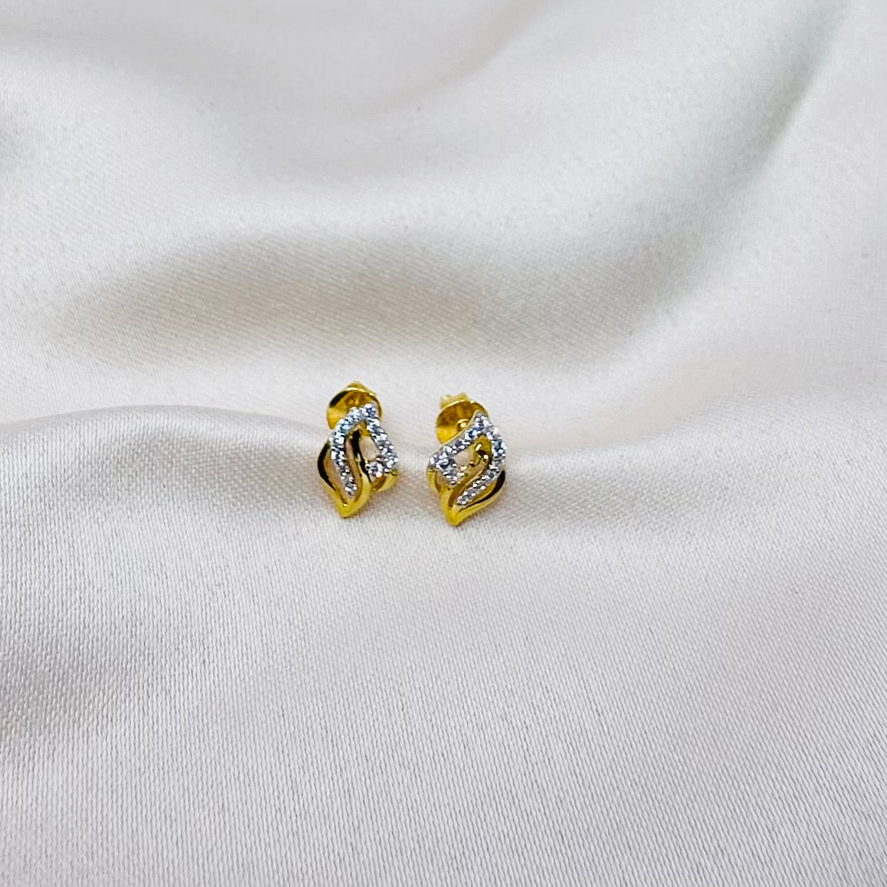 22k solid gold  white cz studded earrings