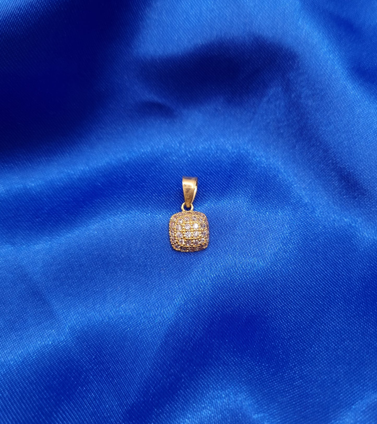 22k solid gold square pendant