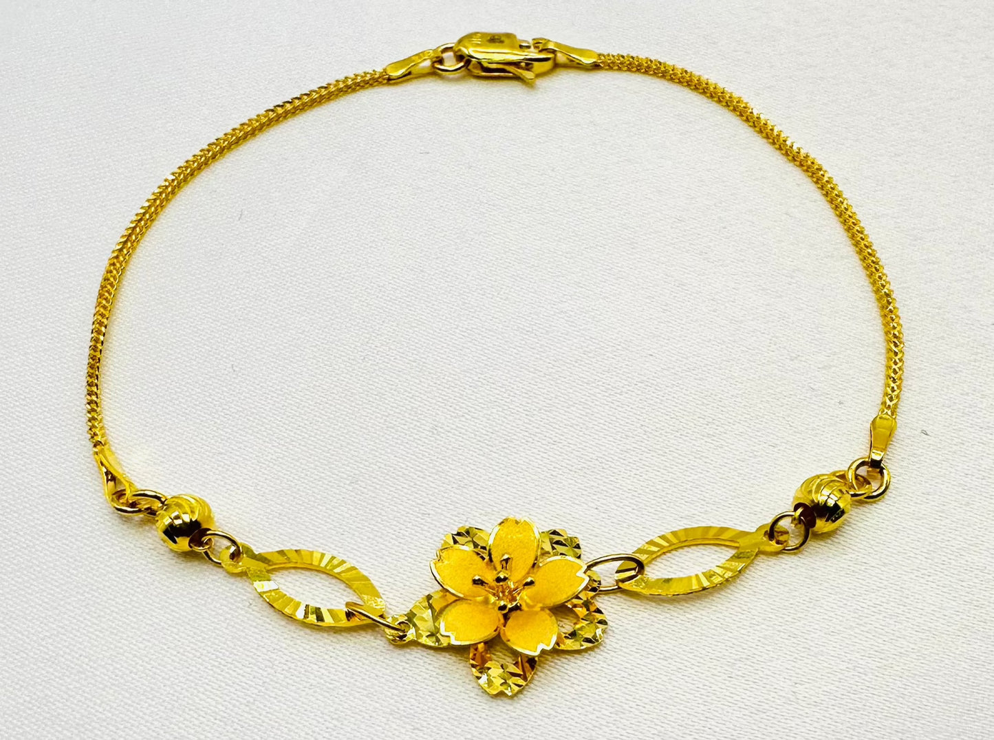 22k solid gold designer bracelet with 3D flower