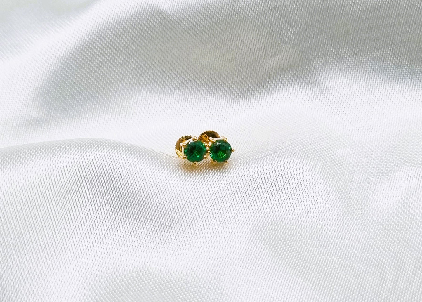 22k solid gold green stone ear studs / stud earrings