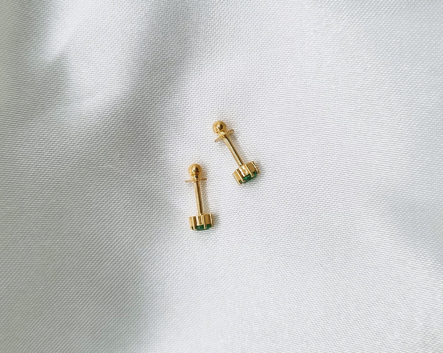 22k solid gold green stone ear studs / stud earrings